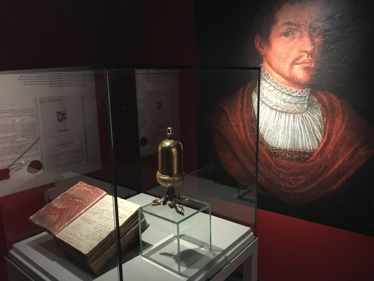 Blick in die Ausstellung zur Geschichte des Corvinusbechers